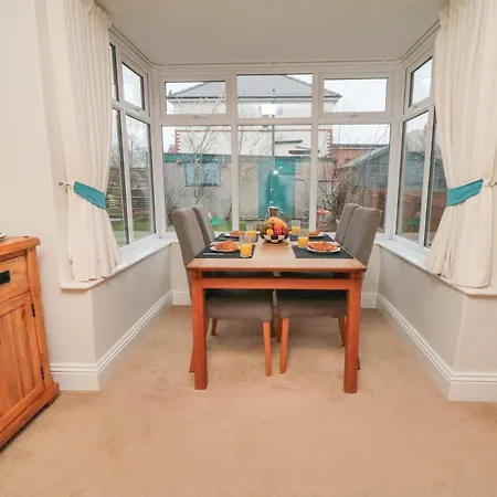 14 Scholes Park Avenue * Scarborough