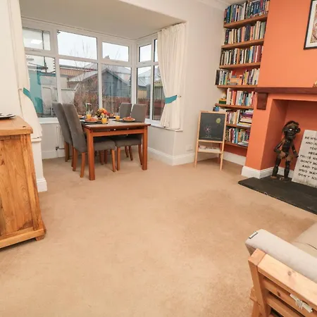14 Scholes Park Avenue *