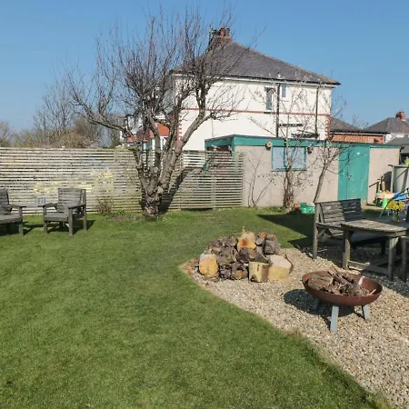 14 Scholes Park Avenue * Scarborough